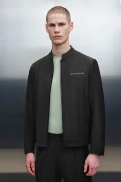 Sportive Jacke Mit Stehkragen Und Brusttasche Schwarz