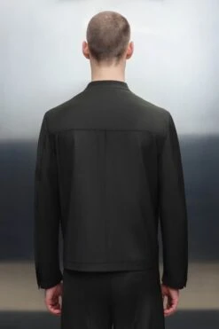 Sportive Jacke Mit Stehkragen Und Brusttasche Schwarz -Drykorn Geschäft 10 44 190001 44701 NESSO 1000 03 8207d45c2d007b8c7068dc2c29e659016052409b 720x1080