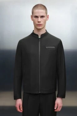 Sportive Jacke Mit Stehkragen Und Brusttasche Schwarz -Drykorn Geschäft 10 44 190001 44701 NESSO 1000 04 fb9139e7612a9d2b3720681f785522135d6ec52a 720x1080