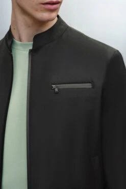 Sportive Jacke Mit Stehkragen Und Brusttasche Schwarz -Drykorn Geschäft 10 44 190001 44701 NESSO 1000 05 e23c0574cc2e7f3b0547130e799188928a0eea18 720x1080