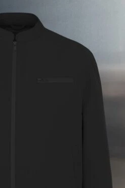 Sportive Jacke Mit Stehkragen Und Brusttasche Schwarz -Drykorn Geschäft 10 44 190001 44701 NESSO 1000 09 182f111469473972bc58f53093b2d83f9d6d9538 720x1080