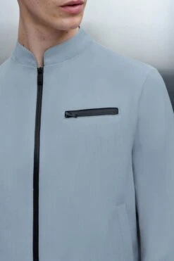 Sportive Jacke Mit Stehkragen Und Brusttasche Blau -Drykorn Geschäft 10 44 190001 44701 NESSO 3900 04 268bcb1ee02f685565b05ff223138bd386ea562a 720x1080