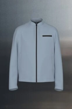 Sportive Jacke Mit Stehkragen Und Brusttasche Blau -Drykorn Geschäft 10 44 190001 44701 NESSO 3900 07 fc9778b6a24811a20aed383ae264b6247ac09374 720x1080