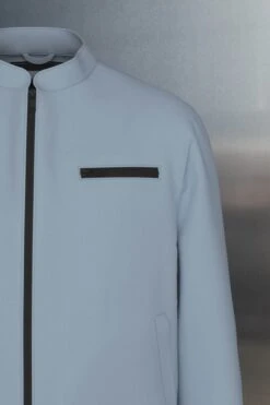 Sportive Jacke Mit Stehkragen Und Brusttasche Blau -Drykorn Geschäft 10 44 190001 44701 NESSO 3900 09 7fd3828a9fd62fd97180df7fd5aa988522e2f0bc 720x1080