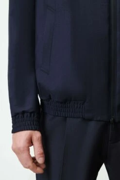 Blouson Jacke Mit 2-Way Zipper In Bi-Stretch Wolle Blau -Drykorn Geschäft 10 44 190001 44788 KELONA 3100 04 48669b1f438431c979ca17248d2675f3c4a7eeff 720x1080
