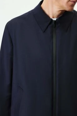 Blouson Jacke Mit 2-Way Zipper In Bi-Stretch Wolle Blau -Drykorn Geschäft 10 44 190001 44788 KELONA 3100 05 e9e5ec51f60aa3d30f952935295f6422f448f1f2 720x1080
