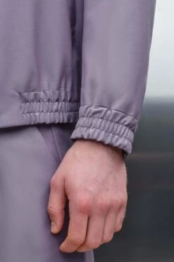 Blouson Jacke Mit 2-Way Zipper Aus Bi-Stretch Wolle Lila -Drykorn Geschäft 10 44 190001 44788 KELONA 8400 05 f1fa255502d50120c3870fe56c15ff649a40ade3 720x1080