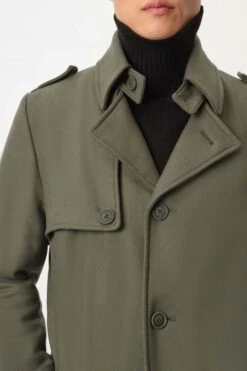 DRYKORN Trenchcoat In Winterlichem Woll-Mix Grün 11 DRYKORN Trenchcoat In Winterlichem Woll-Mix Grün -Drykorn Geschäft 10 45 120010 45108 SKOPJE 2100 04 cf75d64aefca74dc47515c2752fa4e2500f982f6 720x1080