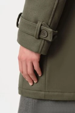 DRYKORN Trenchcoat In Winterlichem Woll-Mix Grün 12 DRYKORN Trenchcoat In Winterlichem Woll-Mix Grün -Drykorn Geschäft 10 45 120010 45108 SKOPJE 2100 05 7bde6a6d6f89976479647cec086fb2af5d7576ae 720x1080