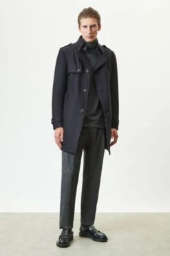 DRYKORN Trenchcoat In Winterlichem Woll-Mix Blau -Drykorn Geschäft 10 45 120010 45108 SKOPJE 3003 02 52ccceb7470f6fe0692468eef970a9ebb59f3bf1 720x1080