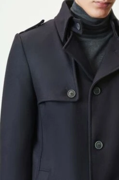 DRYKORN Trenchcoat In Winterlichem Woll-Mix Blau -Drykorn Geschäft 10 45 120010 45108 SKOPJE 3003 05 c6e59fec7d04c0be0dd8af5b587dcf05ac522bc7 720x1080