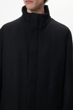 Wattierter Wollmantel Schwarz -Drykorn Geschäft 10 45 120010 45240 RAUKEN H 1000 04 cde8fad58207bf6bffd605ac01c474d067a4b248 720x1080