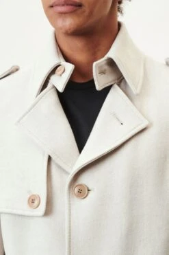 DRYKORN Trenchcoat In Winterlichem Woll-Mix Braun 13 DRYKORN Trenchcoat In Winterlichem Woll-Mix Braun -Drykorn Geschäft 10 45 120130 45108 SKOPJE 1814 05 fba015401114aa93df066e67f249160a433a86ab 720x1080