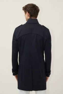 DRYKORN Trenchcoat In Baumwoll-Twill Blau -Drykorn Geschäft 10 45 122011 45108 SKOPJE 3000 03 4e43b771a1be498fd8c8ffc72b0c88ce234dafed 720x1080