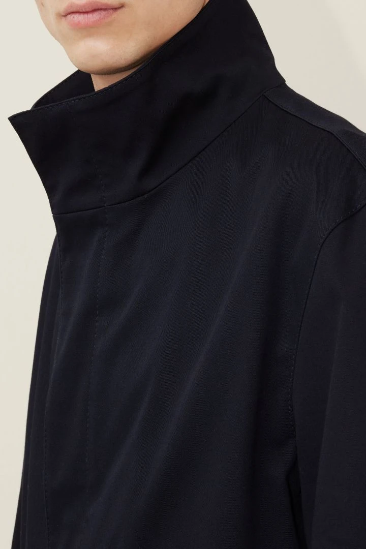 DRYKORN Stehkragenmantel In Baumwoll-Twill Blau 6 DRYKORN Stehkragenmantel In Baumwoll-Twill Blau - Image 4