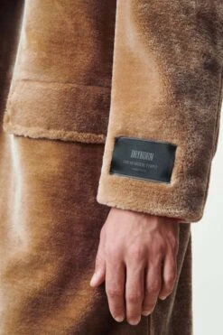 DRYKORN Reversmantel In Lammfell Optik Braun -Drykorn Geschäft 10 45 150145 45234 SOLANO 1400 04 df629a86c338ee1e8046bf2a5c7059c7be1d10d7 720x1080