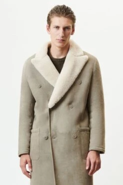 Zweireihiger Reversmantel In Lammfell Grün -Drykorn Geschäft 10 45 180059 45254 SKYE L 2301 01 fe9553e096fc067f69c668902e5d1becbef38373 720x1080