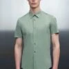 Kurzarmhemd Aus Baumwolle Grün 1 Kurzarmhemd Aus Baumwolle Grün -Drykorn Geschäft 10 47 136169 47337 SPIN 2602 01 4c8d625d6b0cc9ae6bda8cb602f8208ea322d66c 720x1080