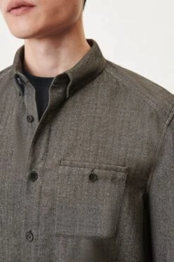 DRYKORN Button Down Hemd In Flanell Mit Herringbone Optik Grau -Drykorn Geschäft 10 47 138244 47348 LIET 6100 04 82825770ba97a4e9152571e6dc041809d8a4e543 720x1080