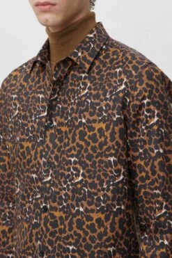 Klassisches Hemd In Slim Fit Mit Animal-Print Braun -Drykorn Geschäft 10 47 152139 47188 RUBEN 1303 04 ec2aeb41dea1824eb1054ce5d8170513acb8bb59 720x1080