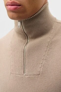 DRYKORN Half-Zip Pullover Braun -Drykorn Geschäft 10 48 420001 48835 KIANO 1705 04 f2bb8626a486ac92639e82347ffe3cb668945ad5 720x1080