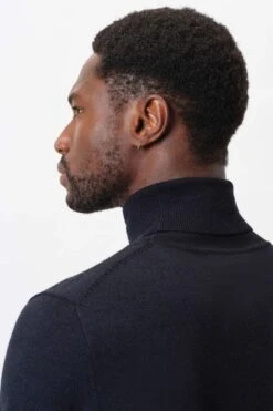 DRYKORN Rollkragenpullover In Merinowolle Blau -Drykorn Geschäft 10 48 420002 48363 JOEY 3100 04 dda9db3c38aca247b64a2be518b8e4b6035d99cb 720x1080