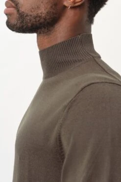 DRYKORN Strickpullover Mit Turtle In Merinowolle Braun -Drykorn Geschäft 10 48 420002 48577 WATSON 1108 04 f3b4405f17e84876e276cb6d134466f56fd77a89 720x1080