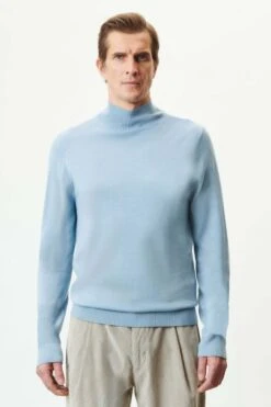 DRYKORN Strickpullover Mit Turtle In Merinowolle Blau -Drykorn Geschäft 10 48 420002 48577 WATSON 3712 01 2a8001a5afa326cd420eaa33b42c50f11b5bb4bd 720x1080