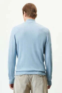 DRYKORN Strickpullover Mit Turtle In Merinowolle Blau -Drykorn Geschäft 10 48 420002 48577 WATSON 3712 03 ce6d91376ba6419efeba504d3fd932b84b7a7623 720x1080