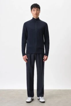 DRYKORN Strickjacke Mit Reißverschluss In Merinowolle Blau -Drykorn Geschäft 10 48 420002 48726 ANTONIO 3100 02 4269e0f0c49cdd2ce271cd320ba5e2ef611e875b 720x1080