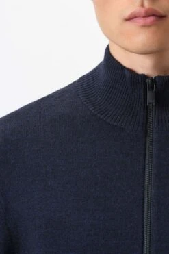 DRYKORN Strickjacke Mit Reißverschluss In Merinowolle Blau -Drykorn Geschäft 10 48 420002 48726 ANTONIO 3100 04 936bf5fd0137114012e10ba75aee8571c1050b38 720x1080