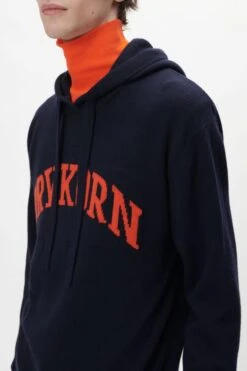 Logo Strickhoodie Blau -Drykorn Geschäft 10 48 420081 48831 FINDUS DK 3000 04 cb05d9793e2ce74a77ff00a3af041df95c807935 720x1080