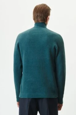 DRYKORN Rollkragenpullover In Baumwoll-Mix Grün -Drykorn Geschäft 10 48 420122 48778 MASON 2205 03 c6b3c141882aadc6437ec6e0d8cc599449c04015 720x1080