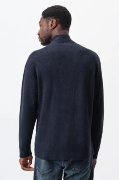 DRYKORN Rollkragenpullover In Baumwoll-Mix Blau -Drykorn Geschäft 10 48 420122 48778 MASON 3000 03 eff448217c8ca534adaf036eee8ff1e1da21dc18 720x1080