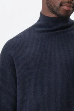 DRYKORN Rollkragenpullover In Baumwoll-Mix Blau -Drykorn Geschäft 10 48 420122 48778 MASON 3000 04 7710c5ff9ccf2ebe8e256905a368f9fa8aa6894e 720x1080