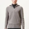 DRYKORN Gerippter Half-Zip Pullover In Baumwoll-Mix Grau -Drykorn Geschäft 10 48 420122 48783 MANUELO 6402 01 e60115aef7971ee86221e6c3f2b214a5ef6462b5 720x1080