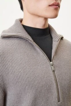 DRYKORN Gerippter Half-Zip Pullover In Baumwoll-Mix Grau -Drykorn Geschäft 10 48 420122 48783 MANUELO 6402 04 2c8ca411fab5591d9e7712d62c5138f37c273dbf 720x1080