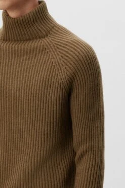Rollkragenpullover In Alpaka-Mix Braun -Drykorn Geschäft 10 48 422001 48730 ARVID 1206 04 aec7151a750faa39728ae0f43391edc23cdfe0c2 720x1080
