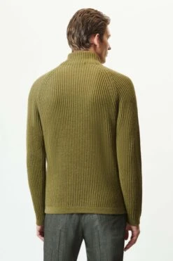 DRYKORN Rollkragenpullover In Alpaka-Woll-Mix Grün -Drykorn Geschäft 10 48 422001 48730 ARVID 2506 03 472cf31d96fdad9005ca92b8cab9da8dc57afa94 720x1080