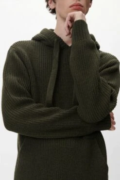 DRYKORN Ovesized Strickhoodie Grün -Drykorn Geschäft 10 48 422001 48737 IVAR 2110 04 c0226b085c95a60bd8f223b825c2a735c52c14ec 720x1080