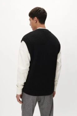 Pullunder Mit Zopfmuster Schwarz -Drykorn Geschäft 10 48 422001 48797 OLE 1000 03 4243b97fc1d962e8767a37d486a55b0c912530f5 720x1080