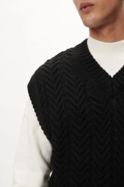 Pullunder Mit Zopfmuster Schwarz -Drykorn Geschäft 10 48 422001 48797 OLE 1000 04 560231b07b3ed73abadac7d12b11776b98d7f737 720x1080