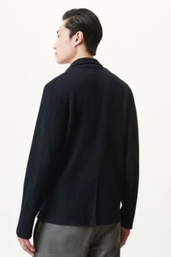 DRYKORN Gestricktes Sakko In Lammwoll-Mix Blau 10 DRYKORN Gestricktes Sakko In Lammwoll-Mix Blau -Drykorn Geschäft 10 48 422071 48855 MASUD 3000 03 d9d039127febe9a5fe96ba42b927dacf62999501 720x1080