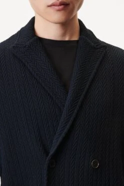 DRYKORN Gestricktes Sakko In Lammwoll-Mix Blau 12 DRYKORN Gestricktes Sakko In Lammwoll-Mix Blau -Drykorn Geschäft 10 48 422071 48855 MASUD 3000 05 bbbf844bc753a74e161565ef281c61b6bd64116b 720x1080