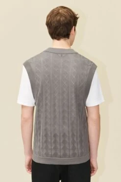 DRYKORN V-Neck Pullunder Aus Merzerisierter Baumwolle Grau 9 DRYKORN V-Neck Pullunder Aus Merzerisierter Baumwolle Grau -Drykorn Geschäft 10 48 425094 48797 OLE 6402 03 c8345ce10e6f04bdeda4c16ec9630bf1ebcf9975 720x1080