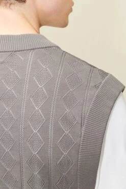 DRYKORN V-Neck Pullunder Aus Merzerisierter Baumwolle Grau 11 DRYKORN V-Neck Pullunder Aus Merzerisierter Baumwolle Grau -Drykorn Geschäft 10 48 425094 48797 OLE 6402 05 590b97963d2bb503d4d90f6073c859f543a23723 720x1080