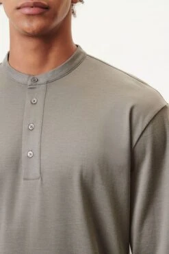 DRYKORN Serafino Longsleeve Mit Langer Knopfleiste In Piqué Grau -Drykorn Geschäft 10 49 520101 49150 BRODY 6402 04 d14379d8932dd48e1e045625f28a4e1f85dc09e2 720x1080