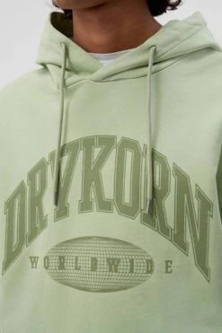DRYKORN Logo Hoodie Grün -Drykorn Geschäft 10 49 522099 49215 BRADLEY WW 2803 04 291c1ce5ae90ff5d69b5f6b895f19655e7b05aa1 720x1080