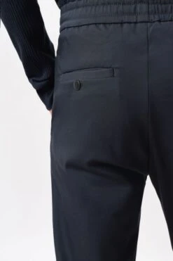 DRYKORN Jogpants Mit Tunnelzug Aus Elastischem Baumwoll-Mix Blau 11 DRYKORN Jogpants Mit Tunnelzug Aus Elastischem Baumwoll-Mix Blau -Drykorn Geschäft 888 40 122003 40473 JEGER 3110 04 d824b0e6924fb1083b8d30c91f7a7bf44e5c9d4f 720x1080