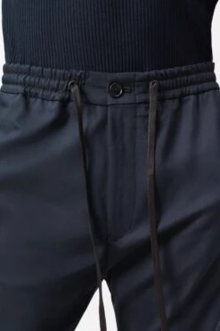 DRYKORN Jogpants Mit Tunnelzug Aus Elastischem Baumwoll-Mix Blau 12 DRYKORN Jogpants Mit Tunnelzug Aus Elastischem Baumwoll-Mix Blau -Drykorn Geschäft 888 40 122003 40473 JEGER 3110 05 c9ebee5632f77d28b9e95832aefcce255e7ca9f8 720x1080